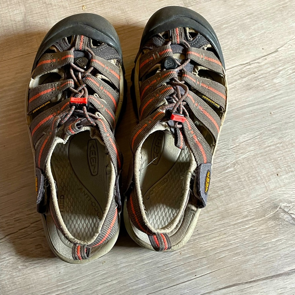 Keen shoes size 9 in good condition